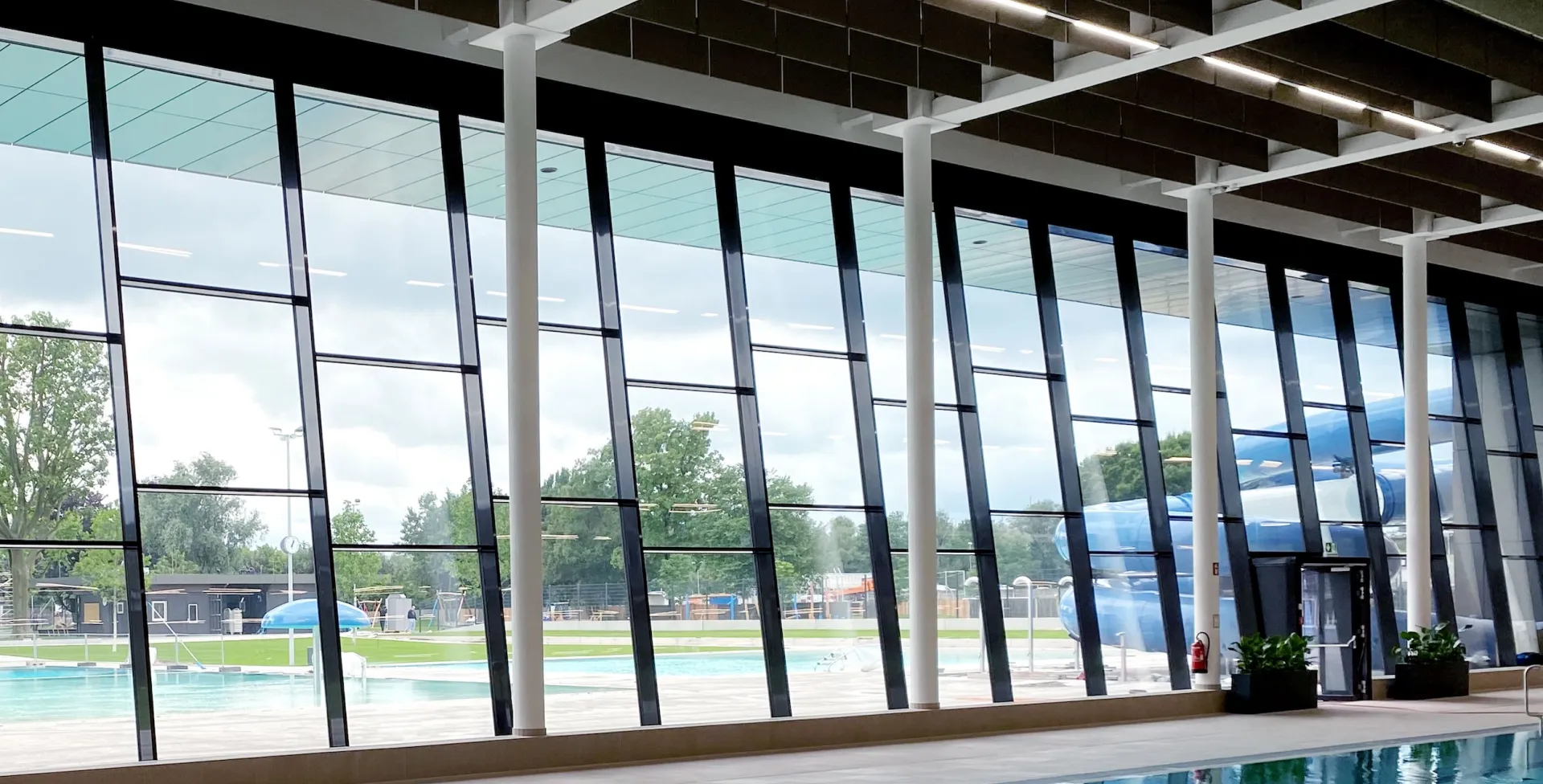 Glasfassade mit 7° Außenneigung – ein optisches Highlight des Stadtbad Amstetten