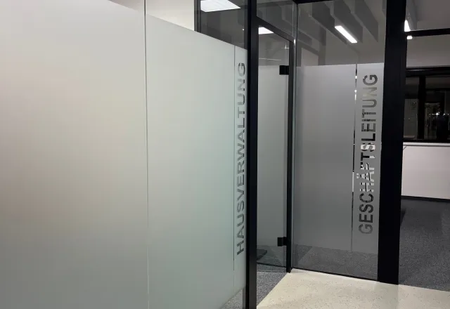 Glaswand schwarz Geschäftsführung foliert von BAUMANN GLAS 