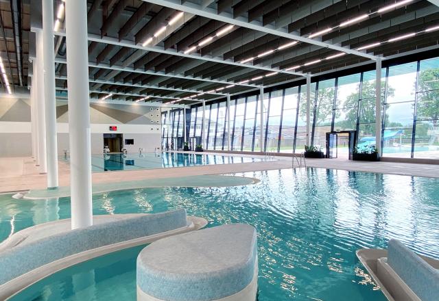 Große Glasfront schafft eine optische Verbindung zwischen Indoor & Outdoor