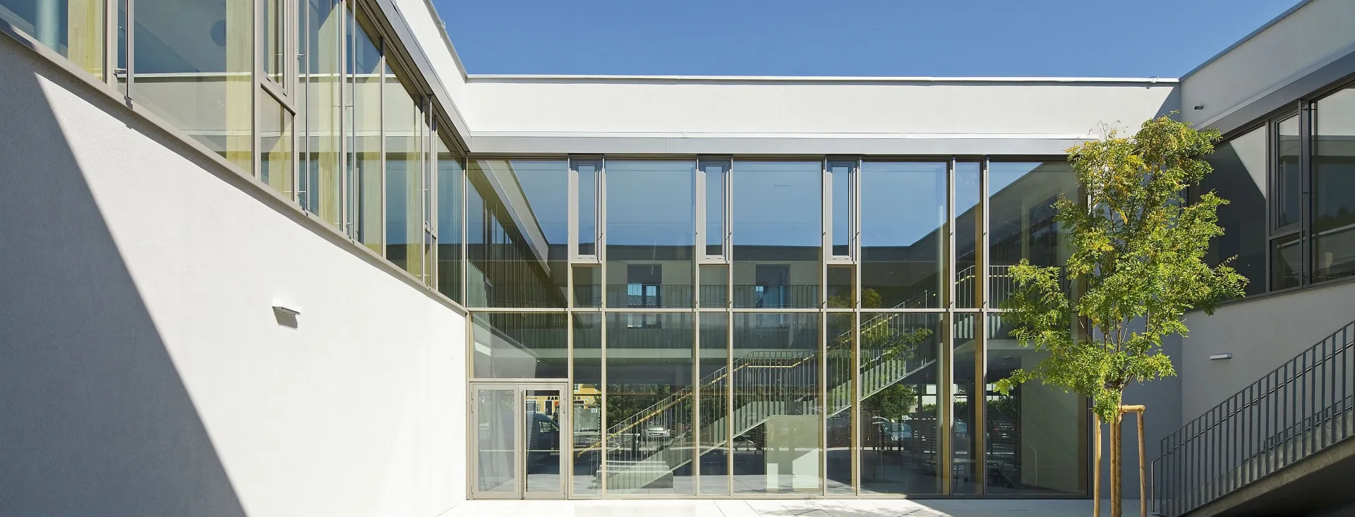 BAUMANN GLAS Volksschule Waldhausen Holz-Glas-Fassade, Foto: Rupert Steiner