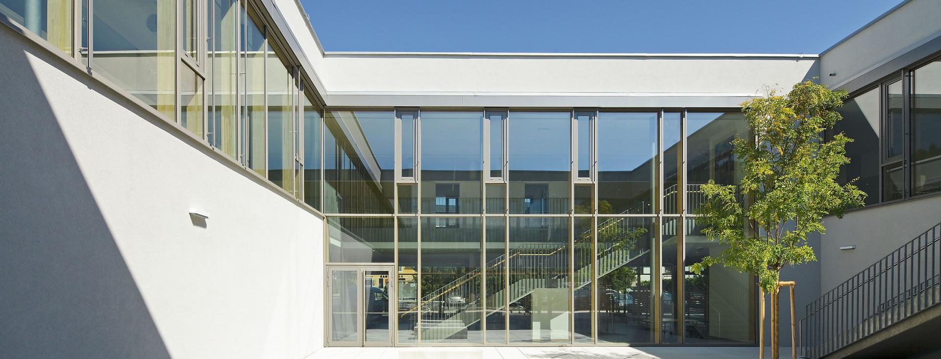 BAUMANN GLAS Volksschule Waldhausen Holz-Glas-Fassade, Foto: Rupert Steiner