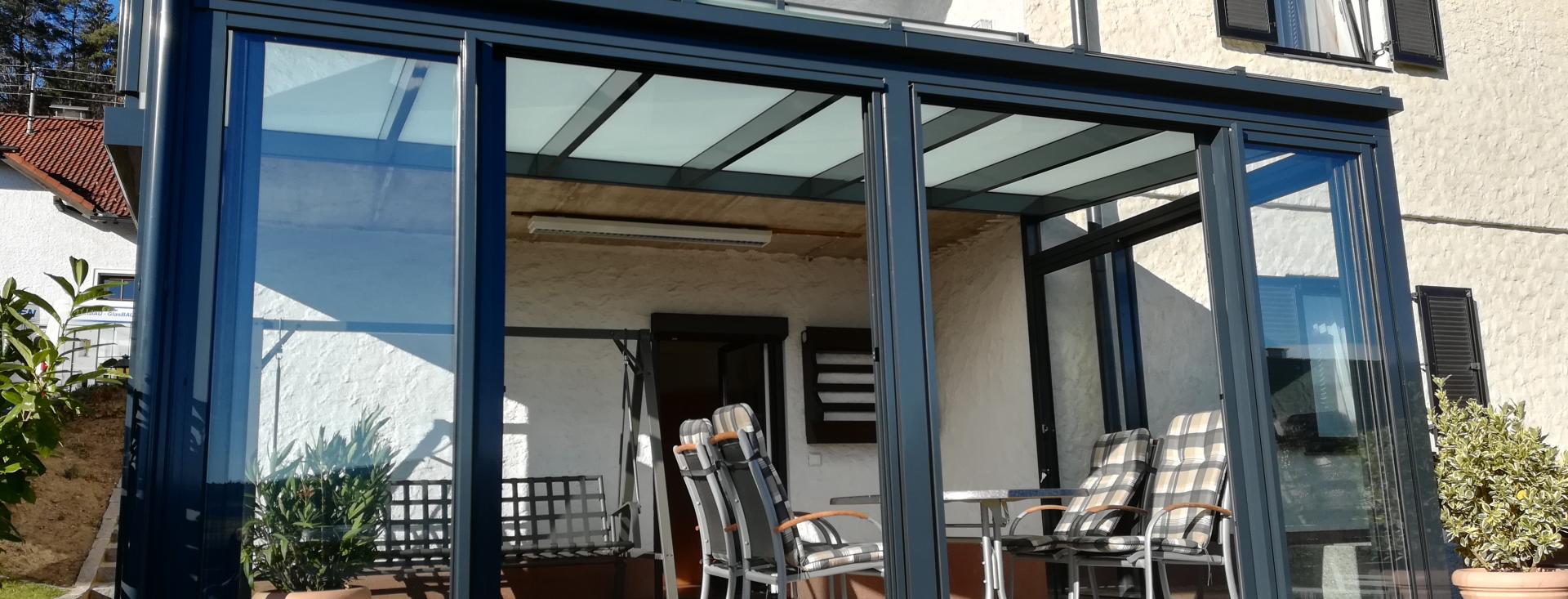 Sehr anspruchsvolles BAUMANN Glas Terrassendach mit Balkon grau mattweiß