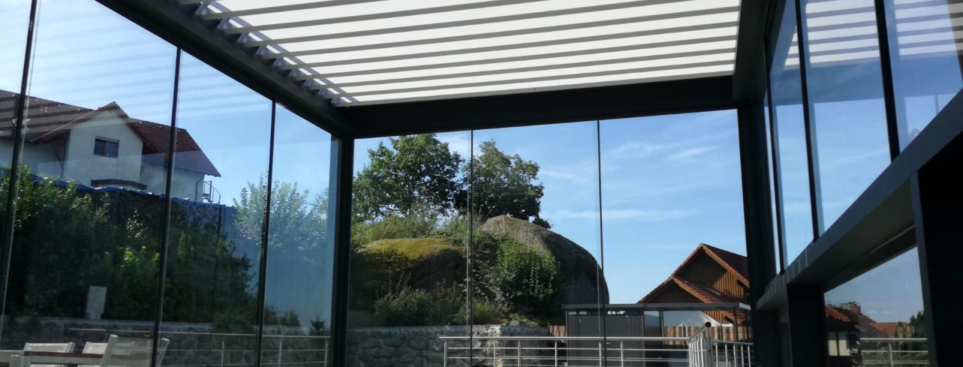 Glasschiebetüre mit Lammellendach