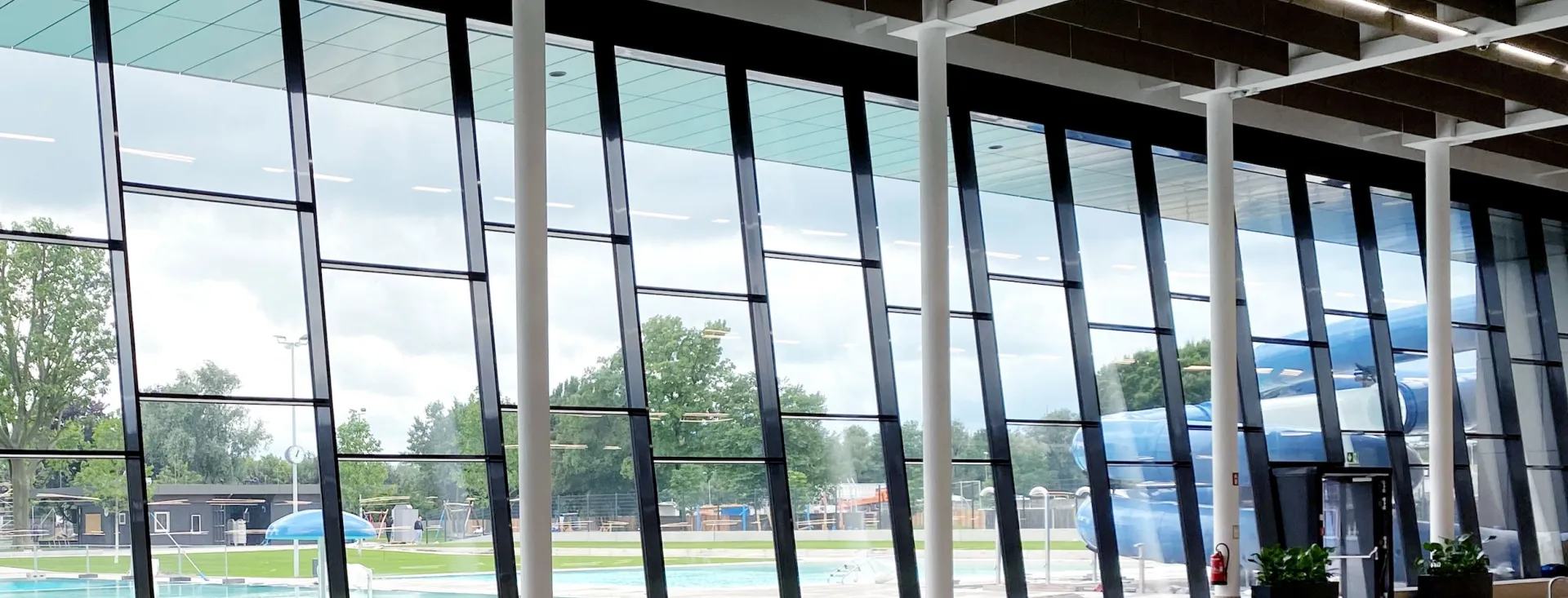 Glasfassade mit 7° Außenneigung – ein optisches Highlight des Stadtbad Amstetten