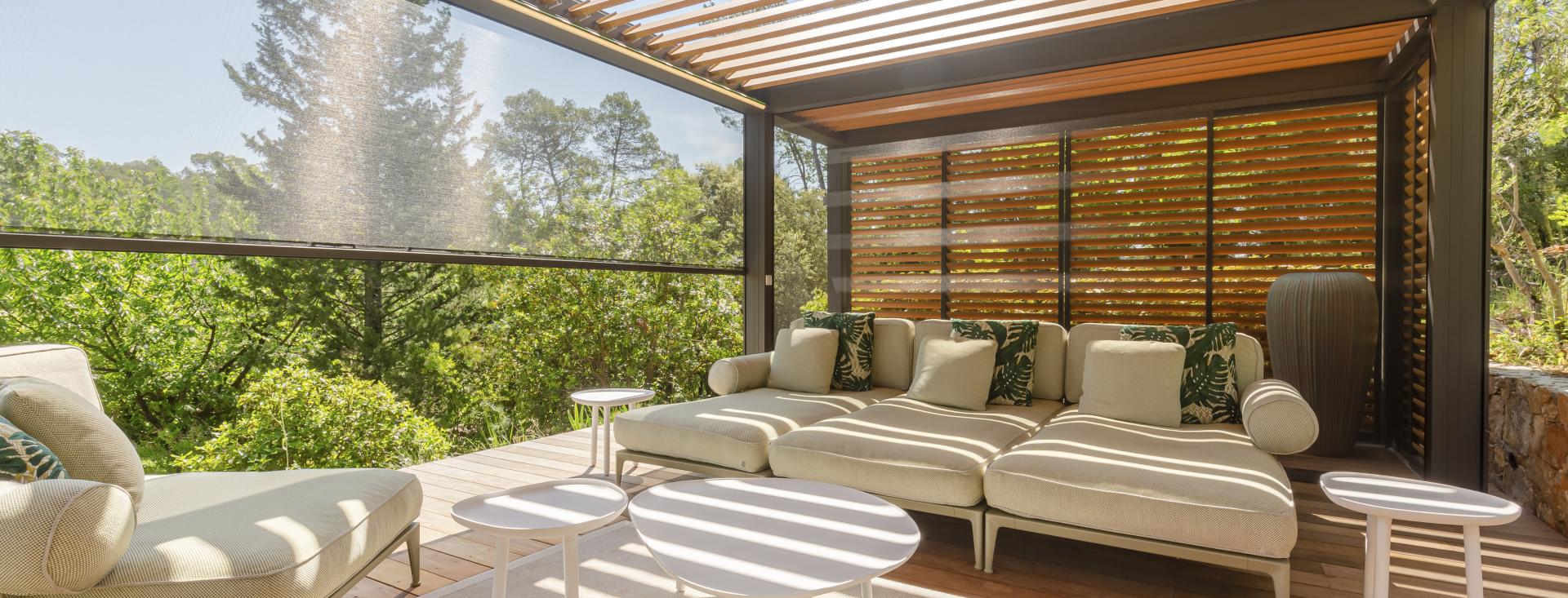 Gemütliche, sandfarbene Lounge-Möbel unter dem Lamellendach Camargue