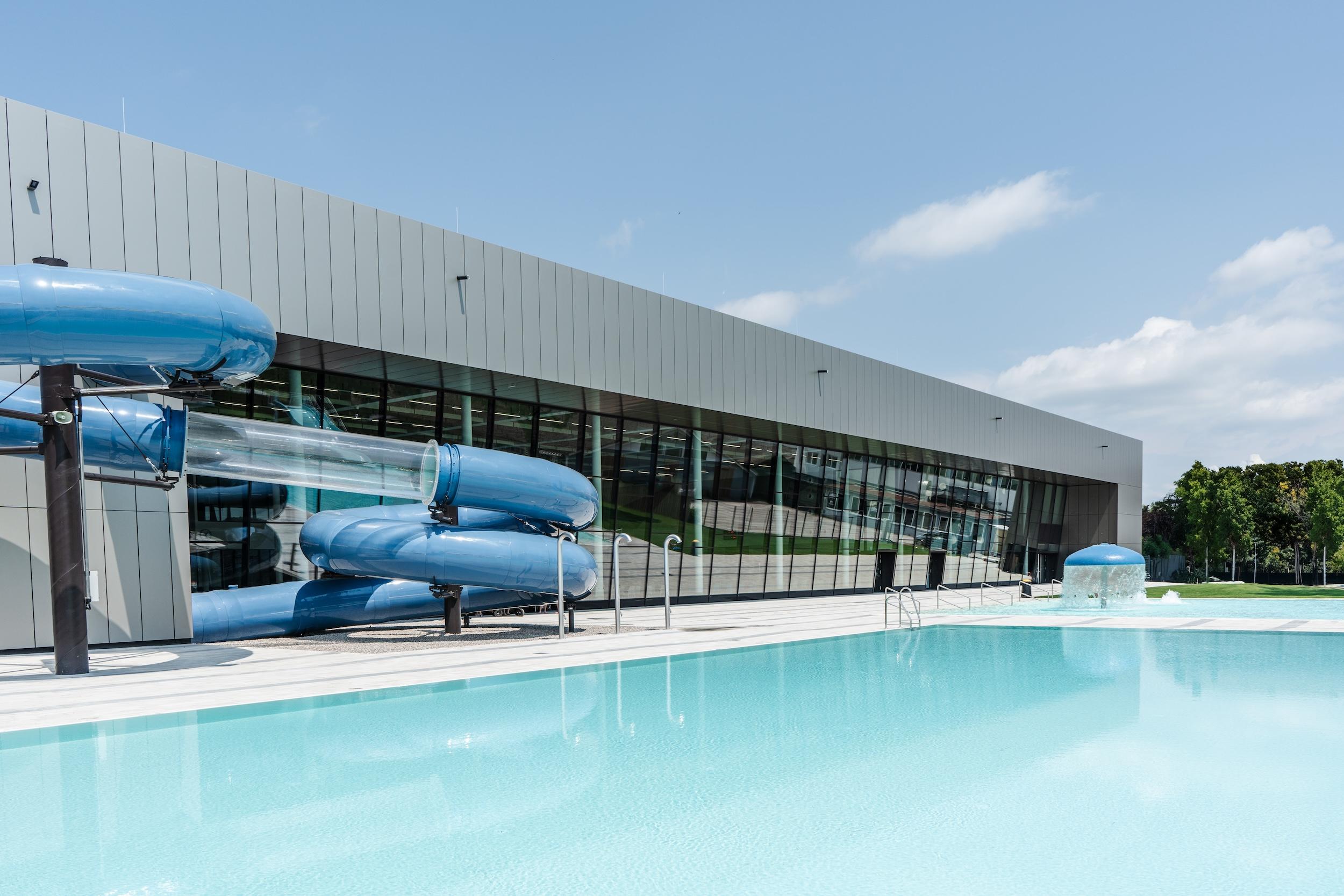 Allwetter-Freizeitbad mit ästhetisch ansprechendem und qualitativ hochwertigem Design