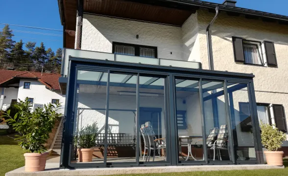 Anspruchsvolles BAUMANN Glas Terrassendach grau weißer Balkon