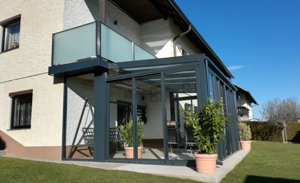 BAUMANN Glas Terrassendach mit Balkon grau mattweiß