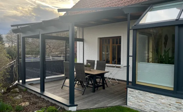 Wintergarten erweitert durch eine Terrassenüberdachung aus Aluminium anthrazit