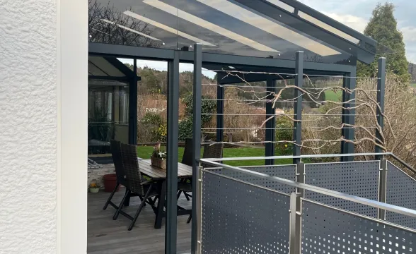 Terrassenüberdachung Alu anthrazit mit Glas in bronce