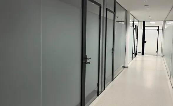 BAUMANN GLAS Glastrennwand Büro Alu schwarz matt foliert
