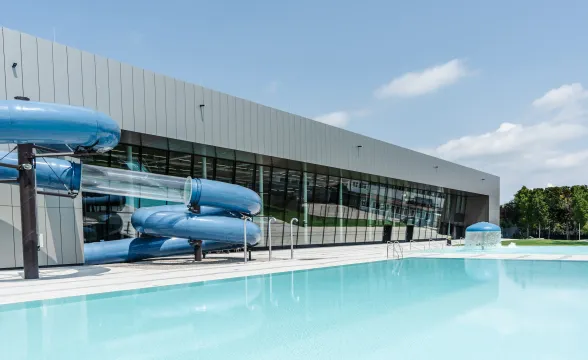 Allwetter-Freizeitbad mit ästhetisch ansprechendem und qualitativ hochwertigem Design