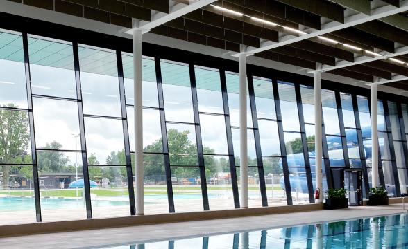 Glasfassade mit 7° Außenneigung – ein optisches Highlight des Stadtbad Amstetten