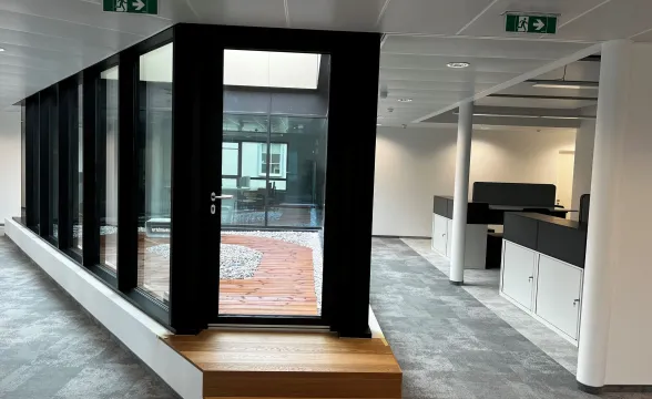 BAUMANN/GLAS/1886 GmbH LOBA Biotech Fischamend Lichthof Alu schwarz