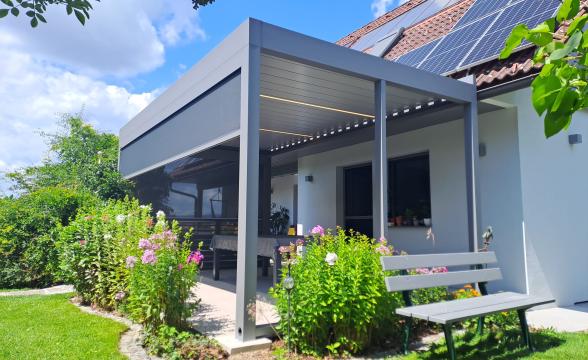 BAUMANN/GLAS/1886 GmbH Lamellendach bei Sonnenschein