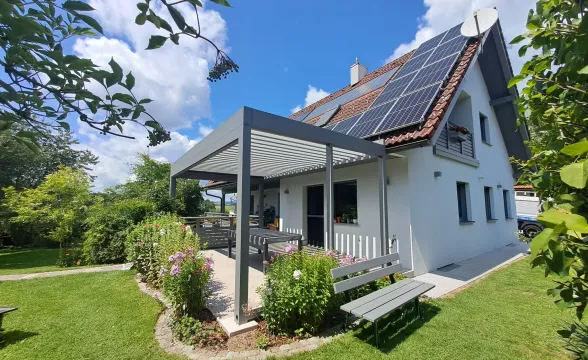 BAUMANN/GLAS/1886 GmbH mit einem Lamellendach modern erweitert