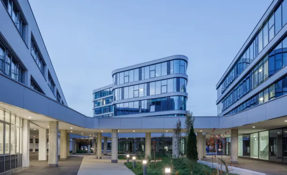 Glasfassade der Techbase Linz