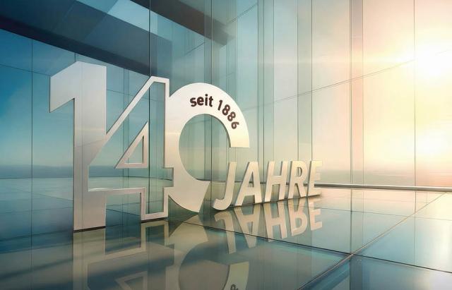 Signet für 140 Jahre Baumann Glas in einem gläsernen Raum mit Sonneneinstrahlung