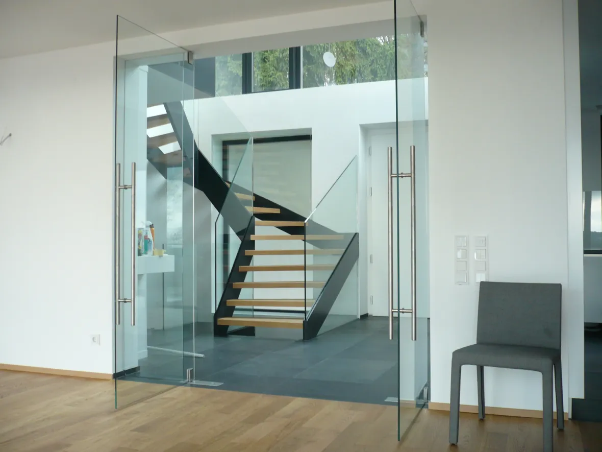 Glas innen mit Stiege