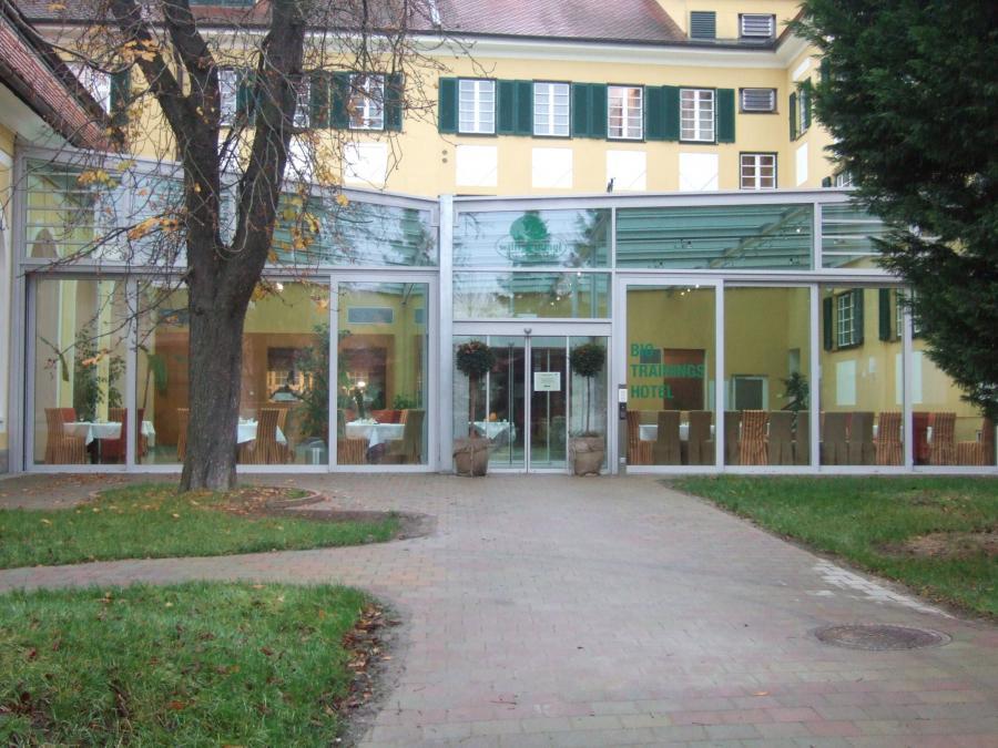 BAUMANN/GLAS Dunglzentrum Glasüberdachung