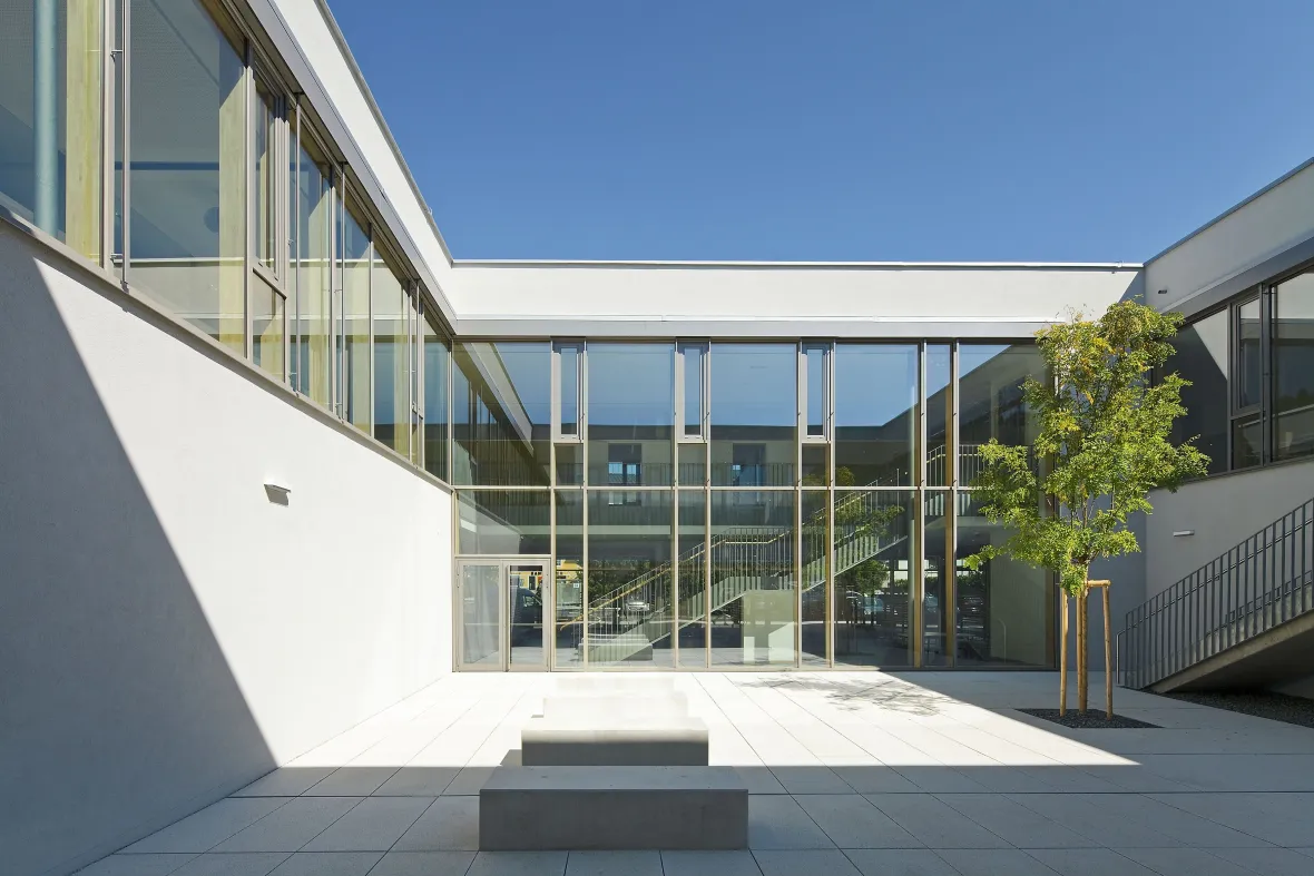 BAUMANN GLAS Volksschule Waldhausen Holz-Glas-Fassade, Foto: Rupert Steiner