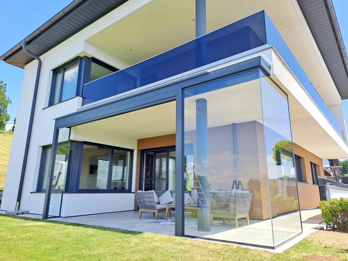 BAUMANN GLAS Terrassenverglasung mit Glasgeländer