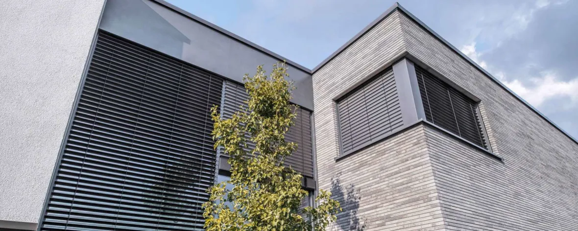 BAUMANN/GLAS/1886 GmbH Warema Raffstore für die Fassade